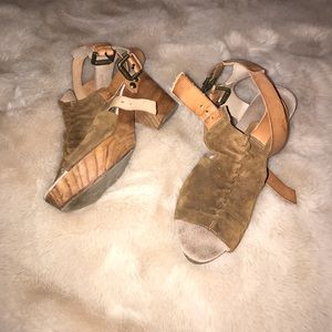 Peep toed clogg platform wedges